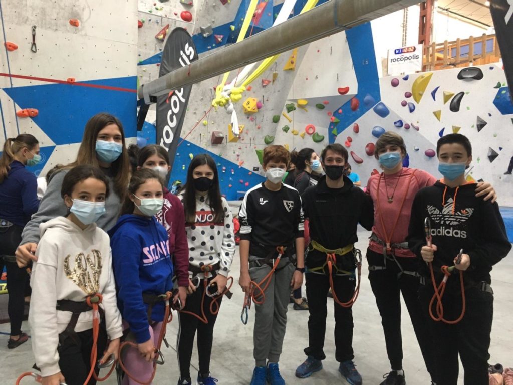 Niños y niñas de ADANI, durante una jornada en el rocódromo.