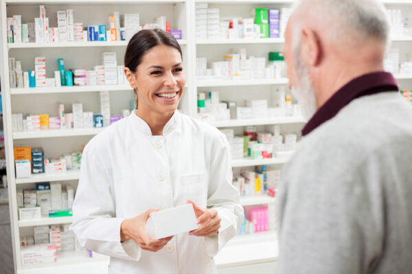 Farmacéutica con un paciente.