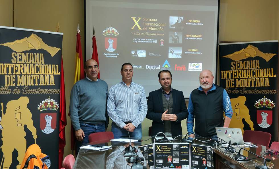 El alcalde de la ciudad, Diosdado Soto, y Miguel Ángel Gavilán, presidente de Montañeros sin Barreras y el responsable de la Escuela de Montaña de Guadarrama, en la presentación de la semana de la montaña.