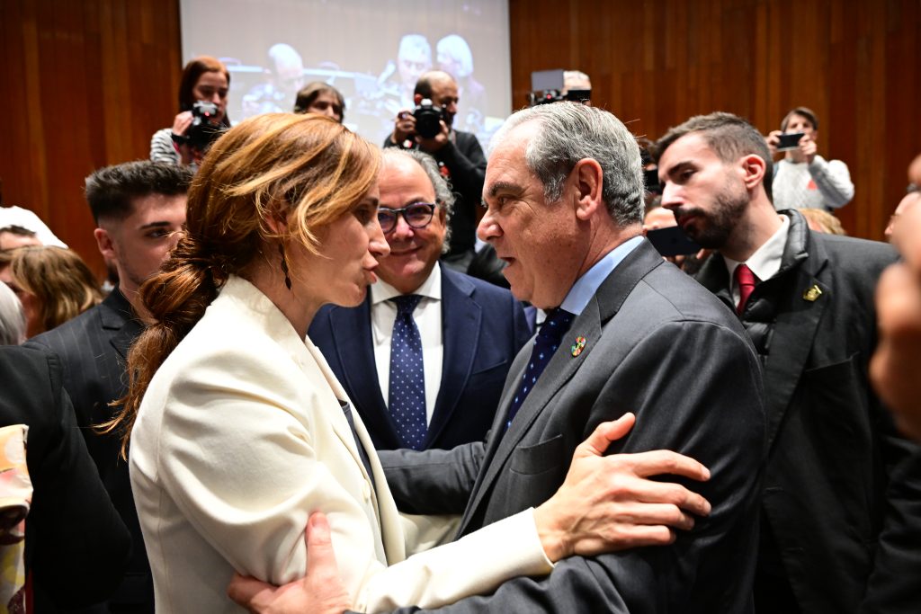 El presidente del Consejo General de Colegios Farmacéuticos con la ministra de Sanidad, Mónica García.