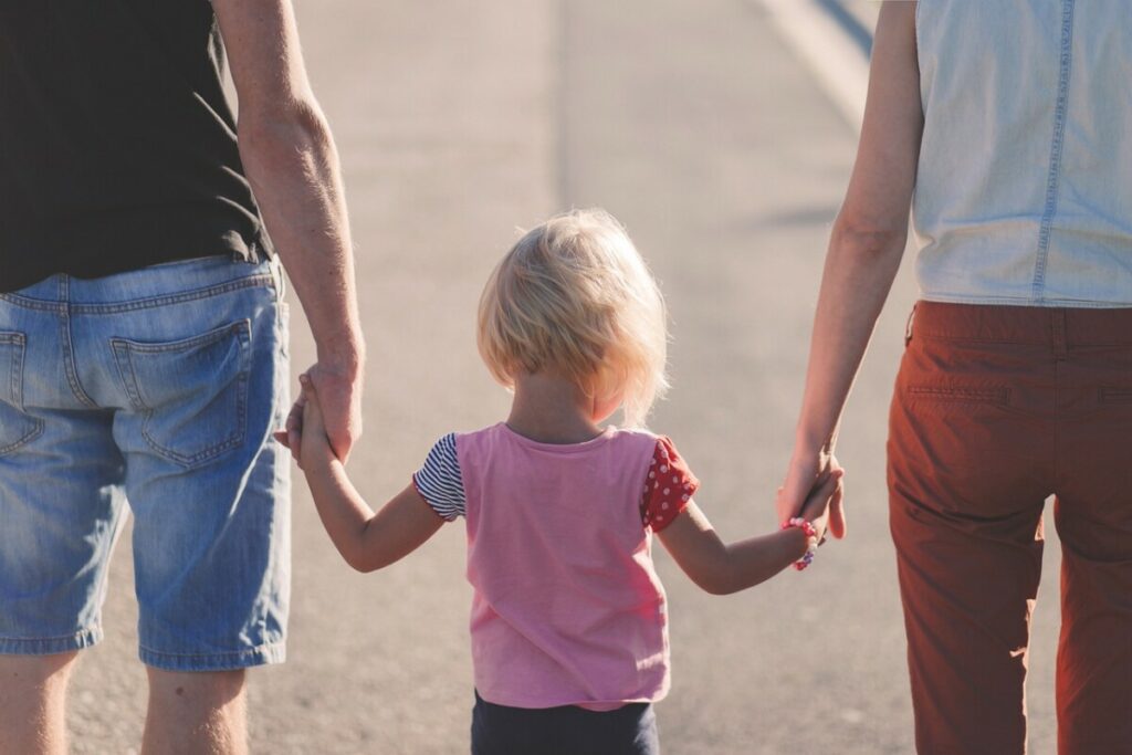 Imagen recurso de un padre y una madre con su hija