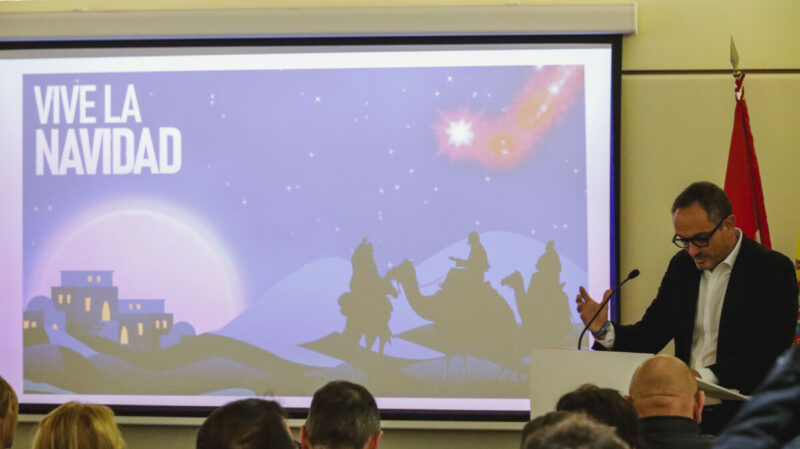 El alcalde de Móstoles, Manuel Bautista, presentando la programación de Navidad 2023
