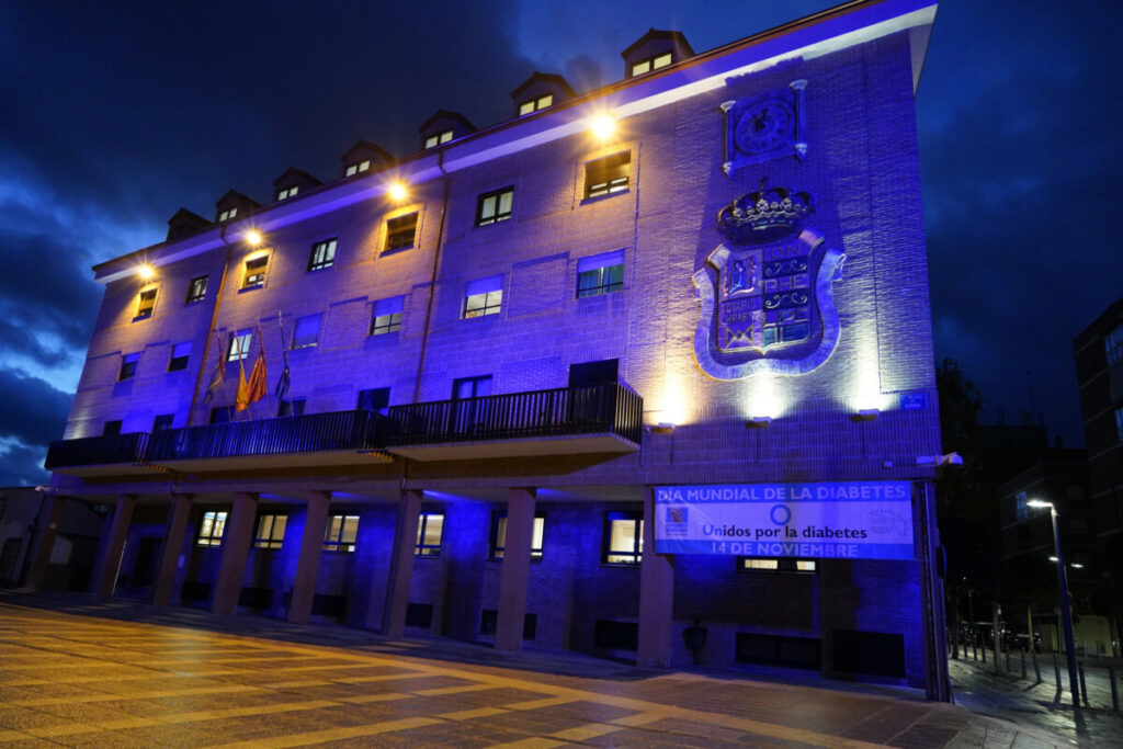 Fachada del Ayuntamiento de Móstoles por el Día Mundial de la Diabetes