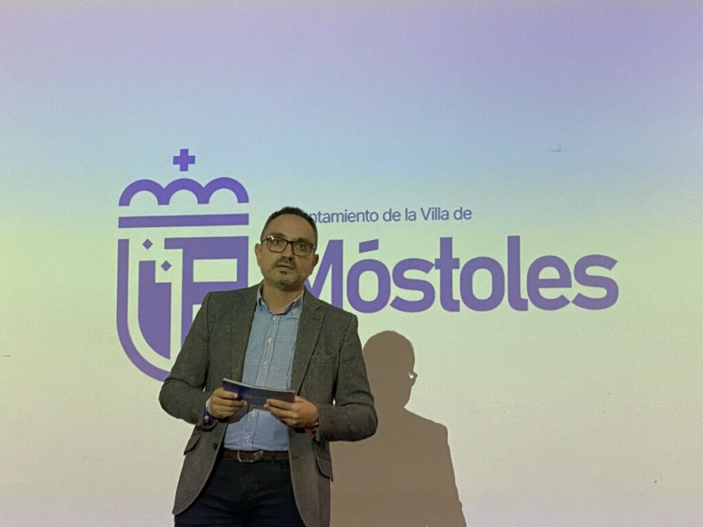 El alcalde, Manuel Bautista, presentando la nueva imagen corporativa y web del Ayuntamiento de Móstoles