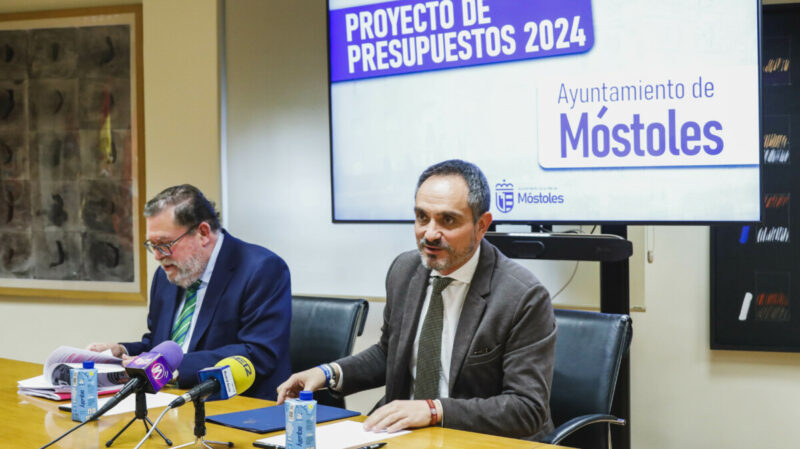 El alcalde de Móstoles, Manuel Bautista, y el concejal de Hacienda, Alberto Rodríguez de Rivera, en la presentación de los presupuestos 2024 del Ayuntamiento de Móstoles