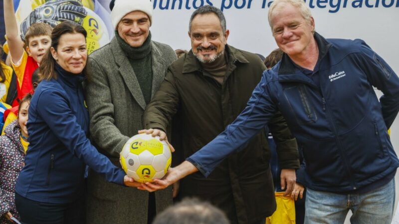 El alcalde de Móstoles, Manuel Bautista, junto a Iker Casillas, en la visita al Court Cruyff.