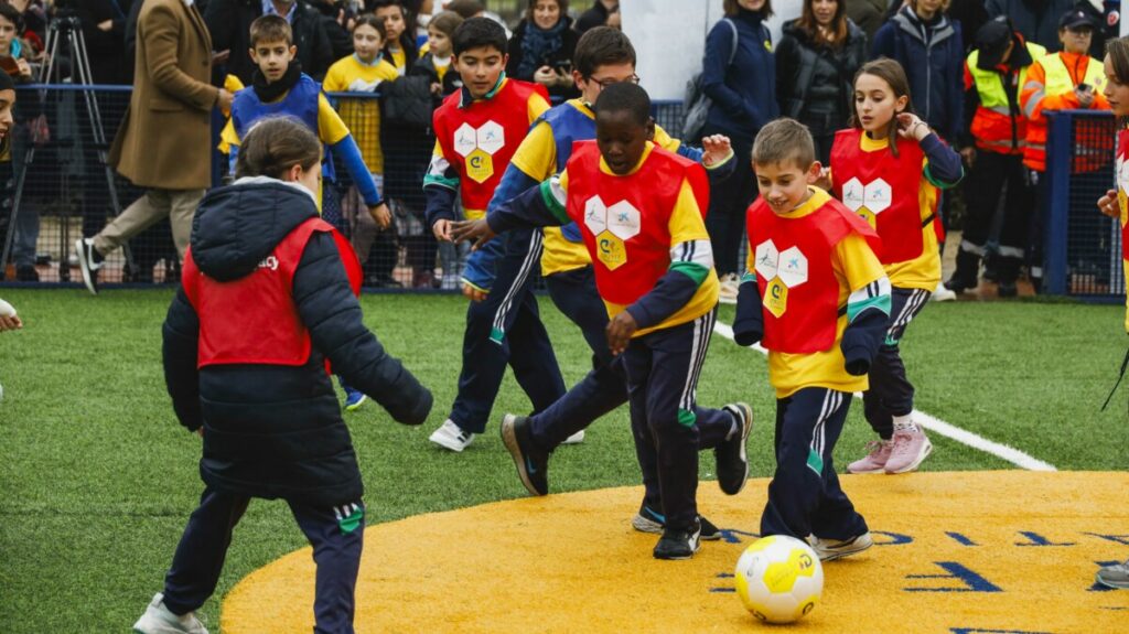 Niños jugando en el Court Cruyff de Móstoles.