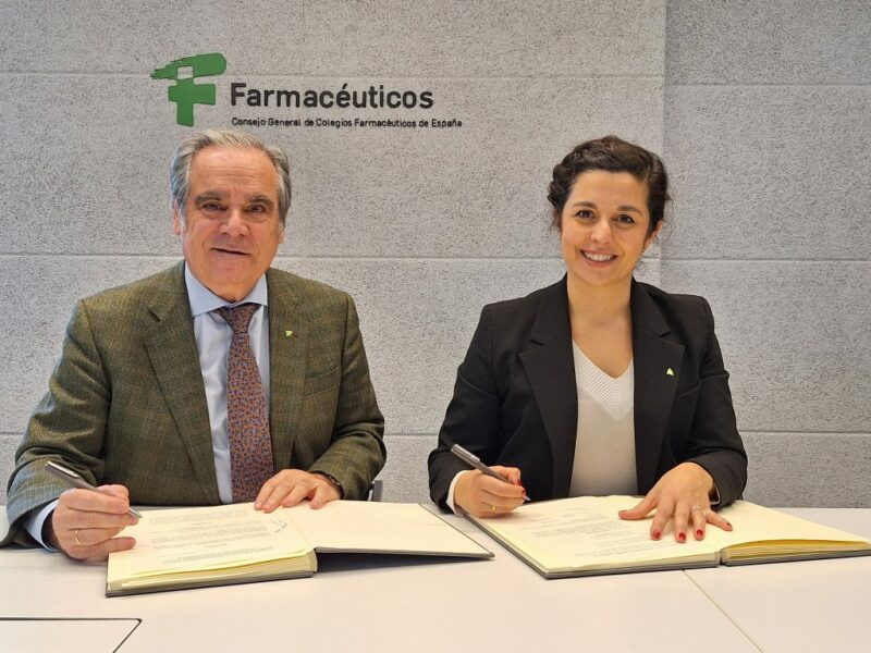El presidente del Consejo General, Jesús Aguilar, y la presidenta de la Sociedad Española de Radiofarmacia, Rocío Ramos, durante la firma del convenio.