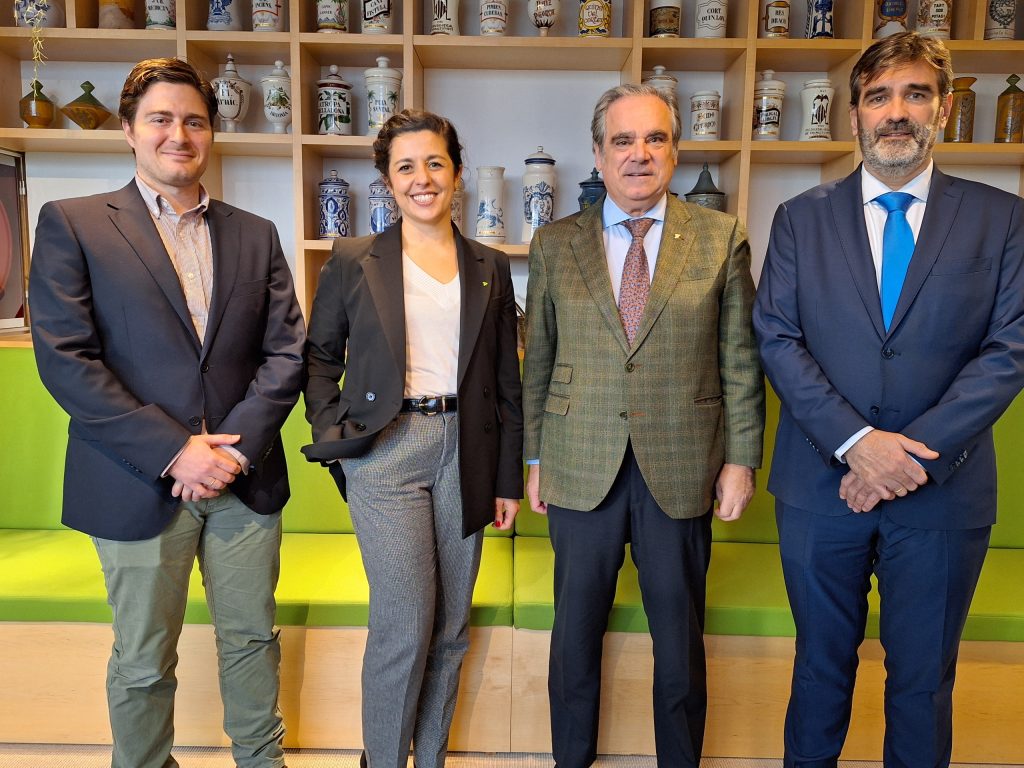 Foto de familia de la firma del convenio entre el Consejo General de Farmacéuticos y la Sociedad Española de Radiofarmacia.