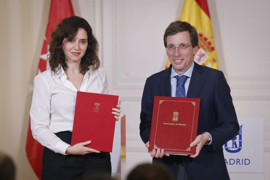 La presidenta de la Comunidad de Madrid, Isabel Díaz Ayuso, y el alcalde de la Madrid, José Luis Martínez-Almeida, en la firma del convenio.