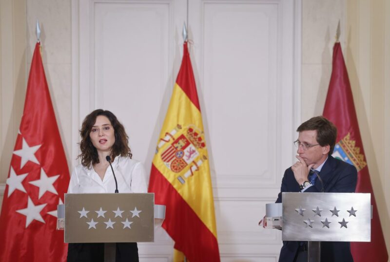La presidenta de la Comunidad de Madrid, Isabel Díaz Ayuso, y el alcalde de la Madrid, José Luis Martínez-Almeida, en la firma del convenio.