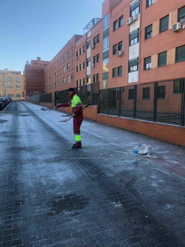 Trabajador del Ayuntamiento de Móstoles esparciendo sal por el plan de inclemencias invernales.