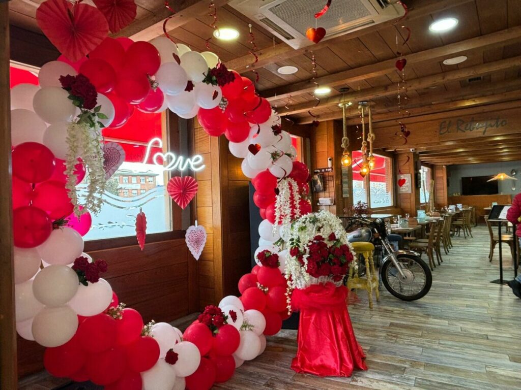 Decoración del Restaurante El Rebujito con motivo de la campaña de San Valentín.